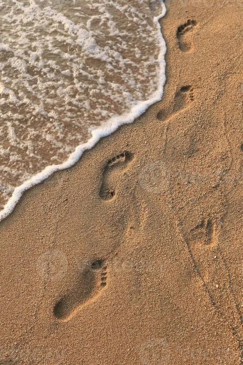 🌴 TROPICAL DREAMS on Pinterest & Instagram • FOOTPRINTS IN THE SAND #tropicaldreeamsonpinterest #beautifulsunsets #footprints #beachsunset #sunsets #footprint #beach #footprintsinbeachsand #footprintsinthesand #footprintinthesand #beachsandfootprint #instadaily #beachsandfootprints #beachfootprints #tropicalsunset #tropicalsunsets #beachporn #beachfootprint #beachsand #shorelinefootprints Sand Art Aesthetic, How To Paint Sand, Footprints In The Sand Painting, Sand Drawings Beach, Footsteps In Sand, Footprint In Sand, Footprint Drawing, Footprints In The Sand Tattoo, Dementor Tattoo