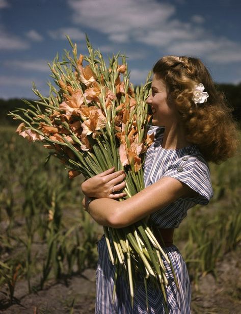 Unidentified woman holding gladiolus at Terra Ceia Island Farms Vestidos Retro, Fotografi Vintage, Photographie Portrait Inspiration, Vintage Life, 1940s Fashion, Foto Pose, Mode Vintage, Vintage Summer, Vintage Love