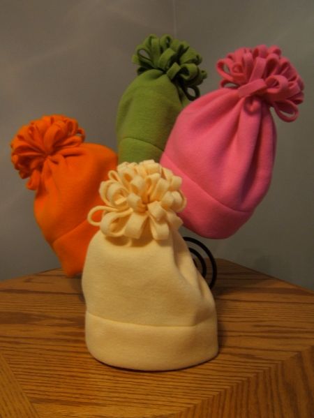 Fleece Hat Tutorial, Fleece Hat Pattern, Fleece Crafts, Fleece Projects, Sewing Hats, Fleece Hats, Sewing Fleece, Hat Tutorial, Fleece Hat