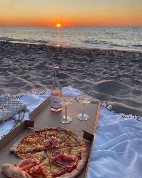 All posts • Instagram Picknick Date, Romantic Beach Picnic, Dinner Date Aesthetic, Spring Tide, Dream Dates, Romantic Date Night Ideas, Beach Dinner, Beach Date, Romantic Picnics