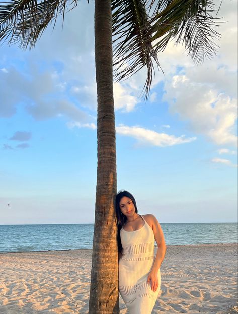 Cancun Mexico Instagram Pictures, Insta Pose Ideas, Dress For The Beach, Palm Tree Pictures, Beach Instagram Pictures, Summer Picture Poses, Summer Poses, Beach Outfit Women, Shotting Photo