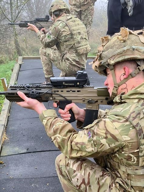 The British Army has shelled out millions to equip the infantry's SA80 A3 assault rifles with the SmartShooter SMASH Smart Weapon Sight Fire Control System, which is a special sight that allows a soldier to automatically lock onto UAVs in flight. Infantry Aesthetic, British Army Aesthetic, British Army Equipment, Army Equipment, Uk Army, Army Green Beret, Army Aesthetic, Fire Control, Special Forces Gear