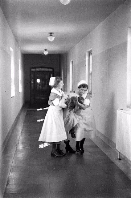 24 Disturbing Black and White Photographs Capture the Everyday Struggles of Patients at a Mental Hospital in New York in the 1930s ~ vintage everyday Pilgrim State Hospital, History Of Nursing, Psych Nurse, Mental Asylum, Mental Institution, Insane Asylum, Hospital Nurse, Psychiatric Hospital, Alfred Eisenstaedt