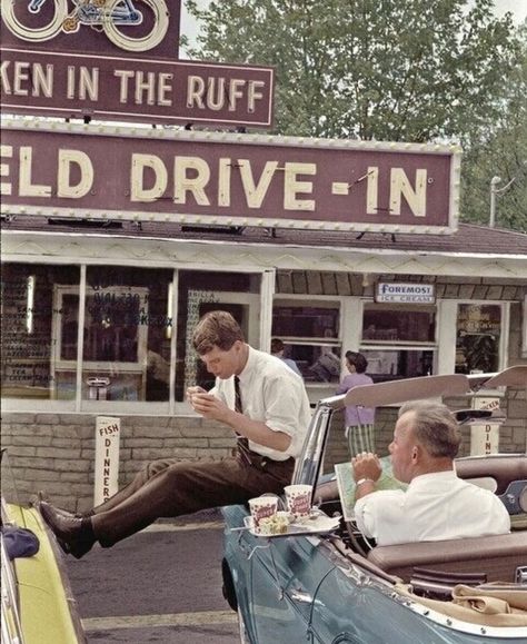 History In Pix on Instagram: “(1960). Bobby Kennedy at a drive-in diner.” Vintage Americana Aesthetic, 50s Aesthetic, Americana Aesthetic, Vintage Diner, Colorized Photos, Vintage Americana, Foto Vintage, Old Car, Retro Aesthetic