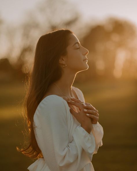 this is how your senior gallery looks when you trust your photographer 🤩✨ @_giadatricoci told me she was all about the golden tones and chill vibes (a girl after my own heart)! this was such a fun session and she was so down for all the creative poses that feel silly in the moment, but end up looking gorgeous 😍 my weekends are *packed* with seniors and grads this spring and I couldn’t be more excited! if you want to book me for the spring, I still have a couple of spots open to squeeze you ... Photoshoot Senior Pictures, Lake Senior Pictures, Sunset Senior Pictures, Sunset Photoshoot Ideas, Photoshoot Senior, Spring Senior Pictures, Female Portrait Poses, Outdoor Senior Pictures, Cute Senior Pictures