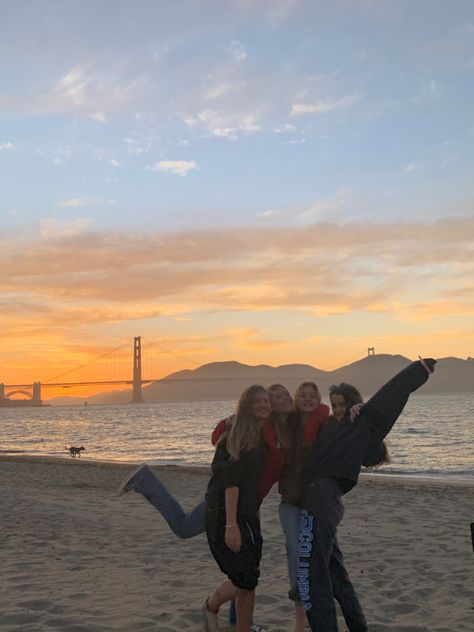 San Francisco Aesthetic Girl, Sunset Pictures With Friends, Friends Photo Ideas, San Francisco Pictures, San Francisco Beach, San Francisco Vacation, San Francisco Travel Guide, Friends Sunset, San Francisco Girls