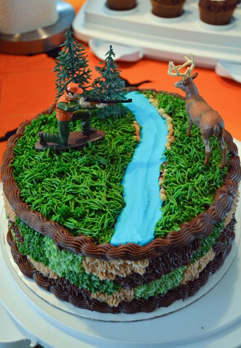 Hunting Birthday Party Ideas - how to make a camouflage birthday cake. Tractor Cake Ideas, Hunting Birthday Party Ideas, Camo Party Decorations, Hunting Birthday Cakes, Hunting Theme Party, Camouflage Cake, Deer Hunting Birthday, Hunting Birthday Party, Camo Birthday Party