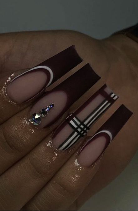 Acrylic Nails Plaid Design, Beige And Burgundy Nails, Red And Brown Nails Acrylic, Fancy Black Nails With Gems, Burgundy Nails 2023, Burgundy Homecoming Nails, Short Burgundy Nail Ideas, Fall Nails Acrylic Burgundy, Burgundy And White Nails Acrylic