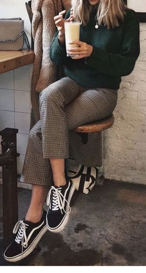 Vans Slip On Outfit, Urban Outfitters Outfit, Estilo Vans, Plaid Pants Outfit, Designer Closet, Checked Pants, Closet Clothing, Doc Martens Outfit, Haine Diy