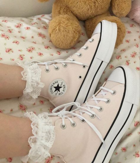 Pink Converse Aesthetic, Converse Aesthetic, Cutest Shoes, Vintage Clothes Patterns, Cute Converse, Womens High Top Shoes, Feminine Shoes, Chuck Taylor All Star Lift, Pretty Shoes Sneakers