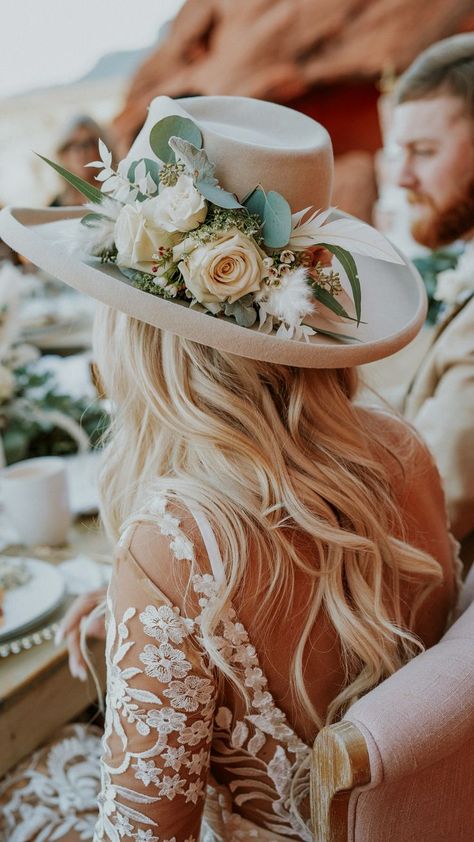 Hat With Flowers, Country Western Wedding, Western Themed Wedding, Boho Wedding Inspo, Festival Chic, Cowboy Wedding, Country Theme Wedding, Fancy Hats, Cute Wedding Ideas