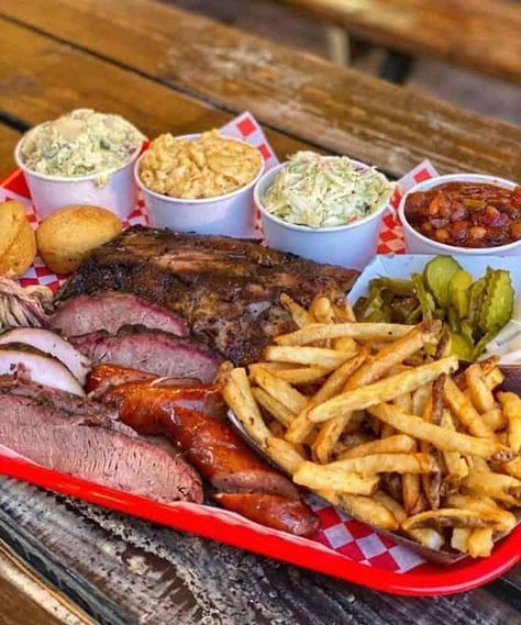 Essen, Las Vegas, Texas Bbq Platter, American Bbq Platter, Restaurant Dinner Plates, Bbq Restaurant Plates, Western Food Ideas Dinner, Texas Bbq Restaurant Design, Bbq Plates Ideas