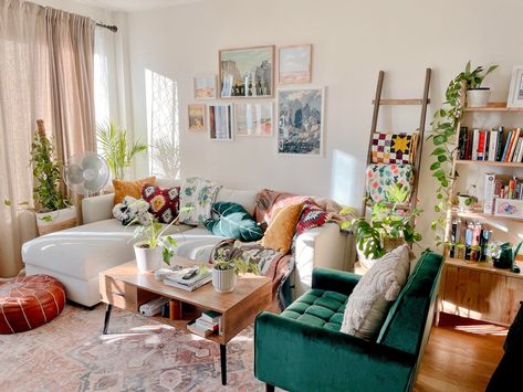 Portugal Living Room, Cozy Living Rooms Eclectic, Cozy And Colorful Living Room, Colorful Living Room White Couch, Bright Small Living Room, Colorful Fun Living Room, Light Maximalist Decor, Warm Colorful Living Room, Planty Living Room