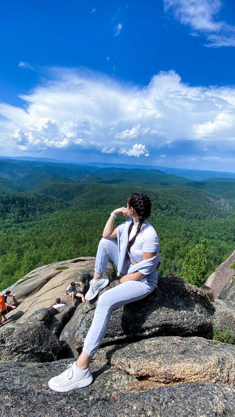 Tumblr, Mountain Pics Poses, Poses In Mountain Women, Mountain Photo Poses Women, Mountain Poses Photo Ideas Aesthetic, Hills Outfit Ideas, Poses For Mountains, Photo Ideas In Mountains, Pose In Mountain