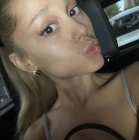 Ariana Grande House, Ariana Grande Without Makeup, Ariana Grande Blonde Hair, Ariana Grande Ponytail, Ariana Grande 2018, Ariana Grande Makeup, Curled Ponytail, Ariana Grande News, Ariana Instagram