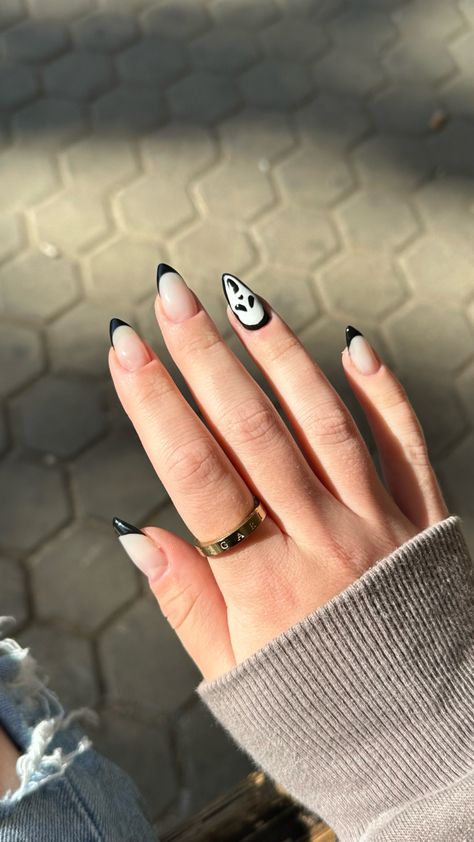 halloween nails, black french tip, ghostface, scream, mask Scream Nails Design, Scream Nails Coffin, Scream Nails Easy, Chill Nail Ideas, Valentines Scream Nails, Halloween Valentines Nails, Ghostface Acrylic Nails, Simple Black Nails Designs, Kiss Band Nails