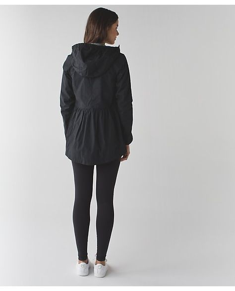 Black Rain Coat Outfit, Rain Jacket Aesthetic, Black Rain Jacket Outfit, Black Raincoat Outfit, Rain Jacket Outfit, Lululemon Windbreaker, Rain Jackets For Women, Womens Rain Jacket, Lululemon Rain Jacket