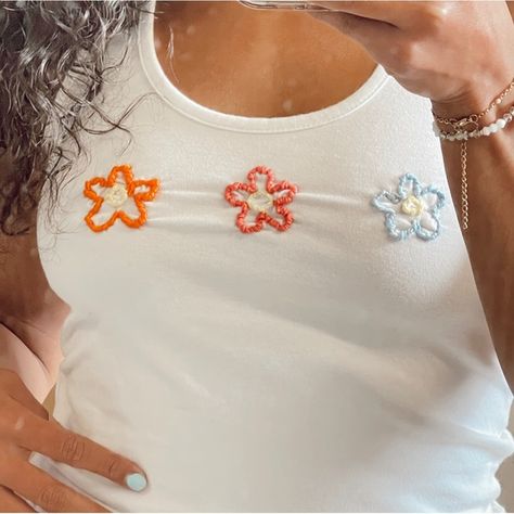 White Tank Hand Embroidered Patchwork, Bead Embroidery Tank Top, Tank Top Embroidery Ideas, Embroider Ideas Easy, Sewing Pattern Tank Top, Beaded Tshirt Ideas, Hand Embroidery Tshirt Ideas, Embroidered Tank Top Diy, Bead Embroidery Clothes