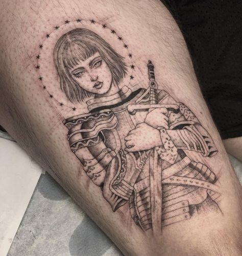 𝓐𝓷𝓴𝓪 𝓛𝓪𝓿𝓻𝓲𝓿 on Instagram: “Joan of Arc for Vince!!! Omg I was so psyched to do this! The stencil was done in pencil which is pretty new to me and it was really fun to…” Ocean Women Tattoo, Dark Souls Tattoo Ideas, Tattoo Catholic, Catholic Illustration, Catholic Tattoos, Iris Tattoo, Medieval Tattoo, Knight Tattoo, Jeanne D'arc