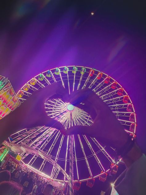 Carnival Date Night, Couple Amusement Park Pictures, Carnival Date Aesthetic, Scenario Pictures, Fair Date Aesthetic, Carnival Aesthetic Night, Couple Date Night Aesthetic, Theme Park Date, Abc Dates