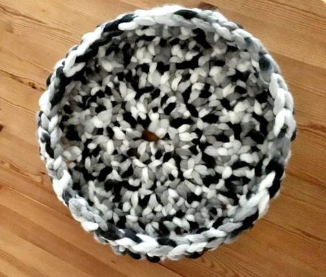 Crochet cat bed chunky giant yarn crochet hook tutorial Amigurumi Patterns, Fostering Kittens, Cats Crochet, Cat Bed Pattern, Big Crochet, Crochet Cat Bed, Giant Yarn, Cat Basket, Diy Dog Bed