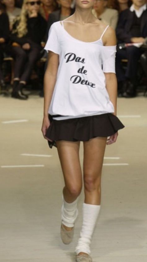 D&G Spring 2002 Ready-To-Wear Fashion Show Victoria Beckham, Haute Couture, Couture, Runway Fashion Couture, Runway Outfits, Mode Chic, Mode Inspo, Look At You, Mode Outfits