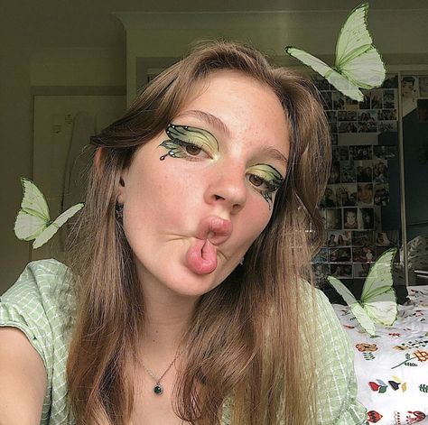 #makeup #butterfly #eyeliner #y2k #cottagecore #cottage #green #aesthetic #tiktok #instagram Cottagecore Makeup Aesthetic, Green Euphoria Makeup, Green Aesthetic Makeup, Green Butterfly Makeup, Eyeliner Y2k, Cottagecore Makeup Looks, Green Fairy Makeup, Goblincore Makeup, Fairy Eyeliner