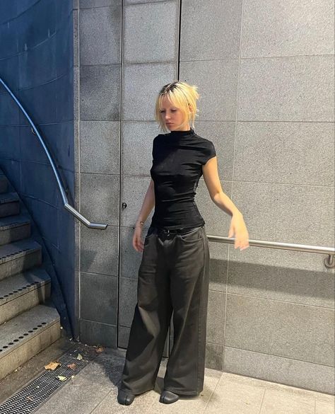 2o2st mai top Simple But Fashionable Outfits, Women In The 90s Fashion, An Demeulemeester, Corset Over T Shirt Outfits, Classy Cool Outfits, Long Black Skirt Summer Outfit, White Basic Top Outfit, Leather Pants Outfit Aesthetic, Fitted Long Sleeve Shirt Outfits