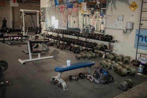 High-End Gyms Versus Old-School Gyms: Which One Is Right For You? | Bodybuilding.com Old Shool, Luxury Home Gym, Old Scool, Balls Shirt, Best Home Gym, Boxing Gym, Simple Summer Outfits, Bedroom Setup, Squat Rack