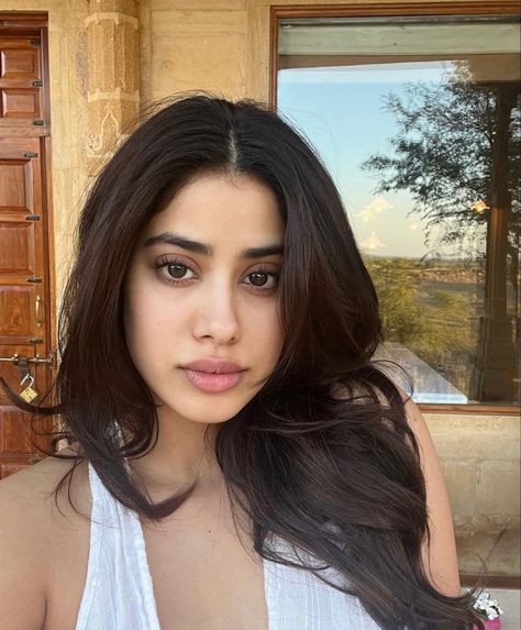 Alia Bhatt, Jhanvi Kapoor Outfits, Jhanvi Kapoor, Janhvi Kapoor, Dark Brown Hair Color, Jacqueline Fernandez, Brown Girl, Without Makeup, Dark Brown Hair