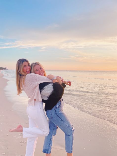 Cute Friend Beach Pictures, Vacation Poses With Friends, Beach Picture Poses Friends Photo Ideas, Beach Pose Ideas Friend Pics, Pose Ideas 2 Friends, Beach Pictures Two People, Bestie Photoshoot Ideas Beach, Cute Poses At The Beach, 2 People Beach Pictures