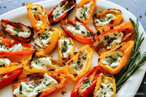 Canapés, Easy Hor D'oeuvres, Goopy Carbonara, Peppers With Goat Cheese, Shake Recipes Healthy, Sommer Mad, Fest Mad, Mini Sweet Peppers, Goat Cheese Recipes