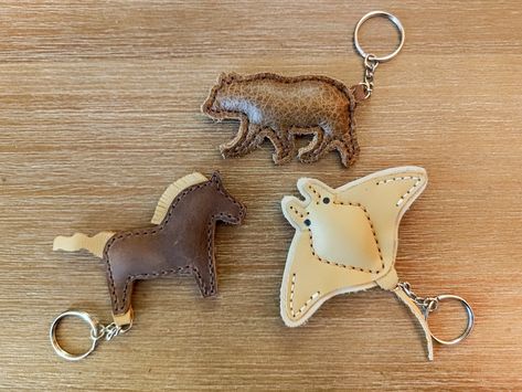 Leather Key Ring Ideas, Diy Leather Pouches, Leather Animals, Leather Shoes Diy, Leather Key Ring, Diy Leather Projects, Leather Tooling Patterns, Tooling Patterns, Leather Jewelry Diy