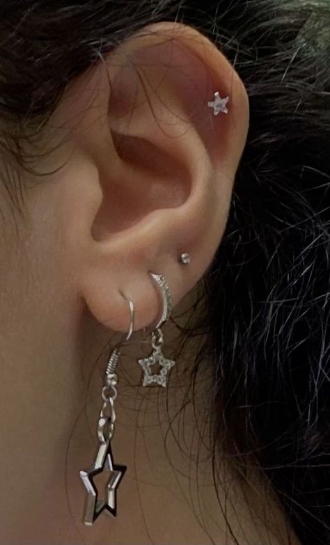 Ušný Piercing, Ear Peircings, Piercings Ideas, Piercings Ear, Couple Ring Design, Pretty Ear Piercings, Cool Ear Piercings, Cool Piercings, Cute Ear Piercings