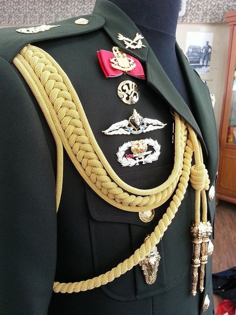 Royal Thai Army Military Uniform Harbin, Royal Thai Army, Putri Diana, Military Suit, Military Dress Uniform, Army Clothes, Military Dresses, Military Medals, Army Fashion