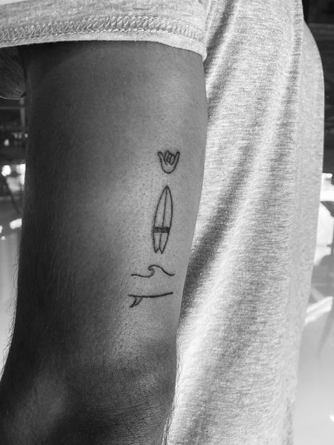 Tiny Surf Tattoo, Guy Tats Tattoo Ideas, Small Surfing Tattoos, Minimalist Guy Tattoo, Simple Beach Tattoo Men, Surf Related Tattoos, Tattoo Ideas For Men Outdoors, Surfer Tattoo Ideas Men, Surfer Style Tattoo