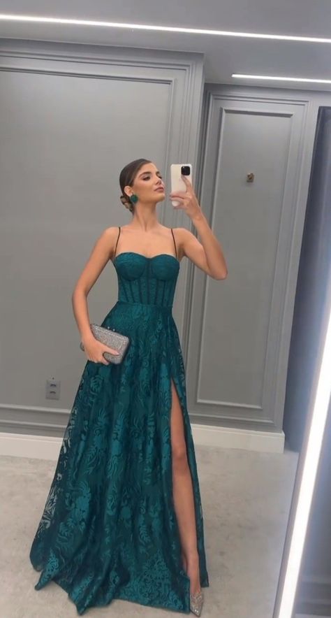 Grad Dress Styles, Grad Dress 2023, Formal Dresses With Corset, Classic Prom Dress Classy, Prom Dress Inspiration 2024, Cool Prom Dresses Unique, Unique Prom Dresses 2024 Trends, Prom Dress 2024 Ideas, Sparkly Grad Dress