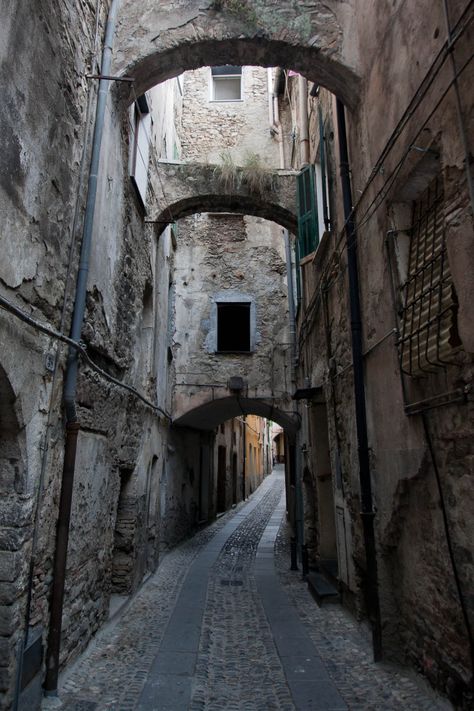 Medieval town - Taggia - Liguria... It looks like Knockturn Alley! Old Building, Décor Steampunk, Vila Medieval, Medieval Village, Medieval Life, Old Street, Medieval Town, Old Buildings, Medieval Fantasy