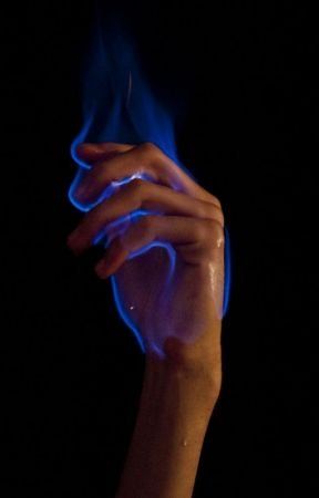 HAND SANITIZER AND FIRE TRICKS - MAKE A BLUE FIRE YOU CAN HOLD IN YOUR HAND - Wattpad Carlisle Cullen, Fire Drawing, Fire Eyes, Fire Hair, Fire Painting, Fire Tattoo, Magic Hands, Purple Fire, The Darkest Minds