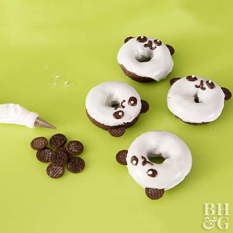 These dressed-up cake donuts are "beary" cute! Mini chocolate sandwich cookie pieces turn into ears after you remove the white filling and place them at the top of the panda's chocolate frosting-designed face. Essen, Pandas, Panda Donut, Panda Cookies, Panda Cakes, Sandwich Cookie, Family Desserts, Donut Decorations, Panda Party