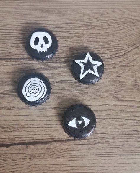 Upcycling, Backpack Pins Diy, Diy Pins Ideas, Badge Design Ideas Diy, Painting Backpack Ideas, Aesthetic Pins For Backpacks, Pin Ideas Button Diy, Diy Pins For Backpack, Grunge Pins