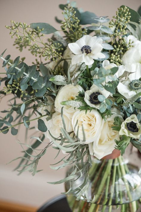 Fall Wedding Bouquets October, Wedding Flower Guide, Flower Guide, Wedding Table Flowers, White Wedding Bouquets, Wedding Winter, Eucalyptus Wedding, Rose Photography, White Bouquet