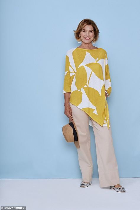 Model’s mother who’s become a style star for older women Stylish Outfits For Older Women, Mother Fashion Casual, Older Lady Fashion, 60 Plus Fashion Older Women, Older Women Fashion Over 60 Plus Size, Older Women Outfits, Older Woman Fashion, Outfit For Older Women, Tops For Older Women