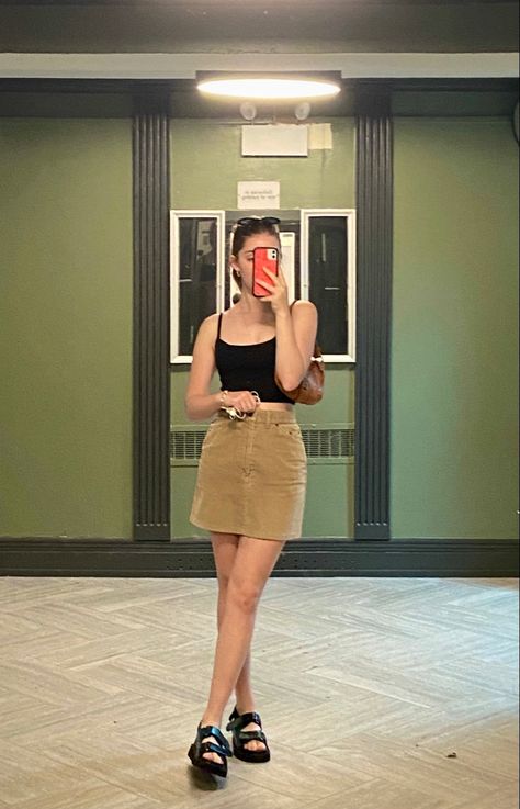 Friends Skirt Outfit, Brown Skirt And Black Top, Corduroy Brown Skirt Outfit, Style Corduroy Skirt, Cordrouy Skirt Outfit, Outfits With Corduroy Skirt, Tan Denim Skirt Outfit, Courdaroy Skirt Outfit, Khaki Denim Skirt Outfit