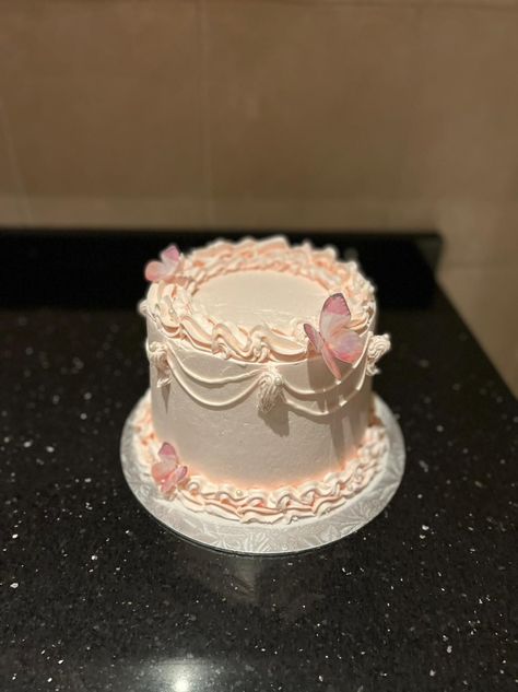 Pink vintage cake Round Vintage Cake, Pink Vintage Cake, 1920s Cake, Glitter Birthday Cake, Circle Cake, Vintage Birthday Cakes, Butterfly Vintage, Mini Cakes Birthday, Cakes Birthday