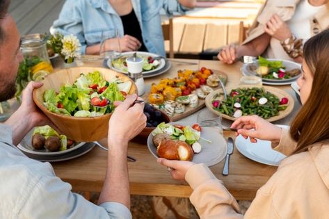 Close up people eating delicious food | Free Photo #Freepik #freephoto #food #family #happy #fun People Eating Healthy Food, People Eating Aesthetic, People Eating Food, Happy Healthy Family, Eating Together, Hungry People, Best Healthy Diet, People Food, Family Eating