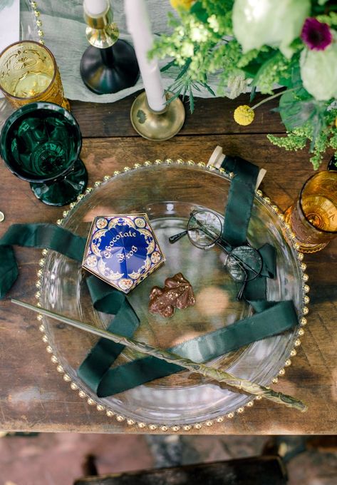 Harry Potter Slytherin Wedding Slytherin Wedding, Harry Potter Dinner, Witchy Wedding, Harry Potter Bridal Shower, Magic Wedding, Harry Potter Wedding Theme, Harry Potter Slytherin, Click Photography, Chocolate Frog