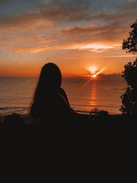 Insta: savrosewhite <3 #sunrise #sunset #beach #orangeasthetic Asthetic Dp For Insta, Sunrise Anime, Beach Sunset Poses, Ram Ji Photo, Happy Birthday Icons, Aesthetic Photography People, Sky Gazing, Sunset Girl, Ram Ji