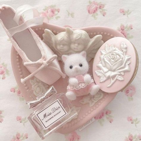 charlotte la bouff aesthetic | the princess and the frog Coquette Aesthetic Photos, Wallpers Pink, Kad Nama, Hyper Feminine, Miss Dior Blooming Bouquet, Pink Lifestyle, Soft Pink Theme, Pretty Pink Princess, Princess Core