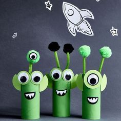 Turn cardboard tubes into friendly aliens. Let your creativity go wild with this project! Space Crafts For Kids, Alien Crafts, Sistem Solar, Toilet Paper Roll Crafts, Seni Origami, Paper Roll Crafts, Family Crafts, Camping Crafts, Space Theme